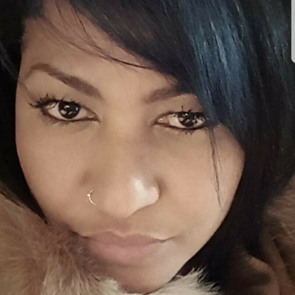 Meet your Posher, Iris - Picture 1 of 2